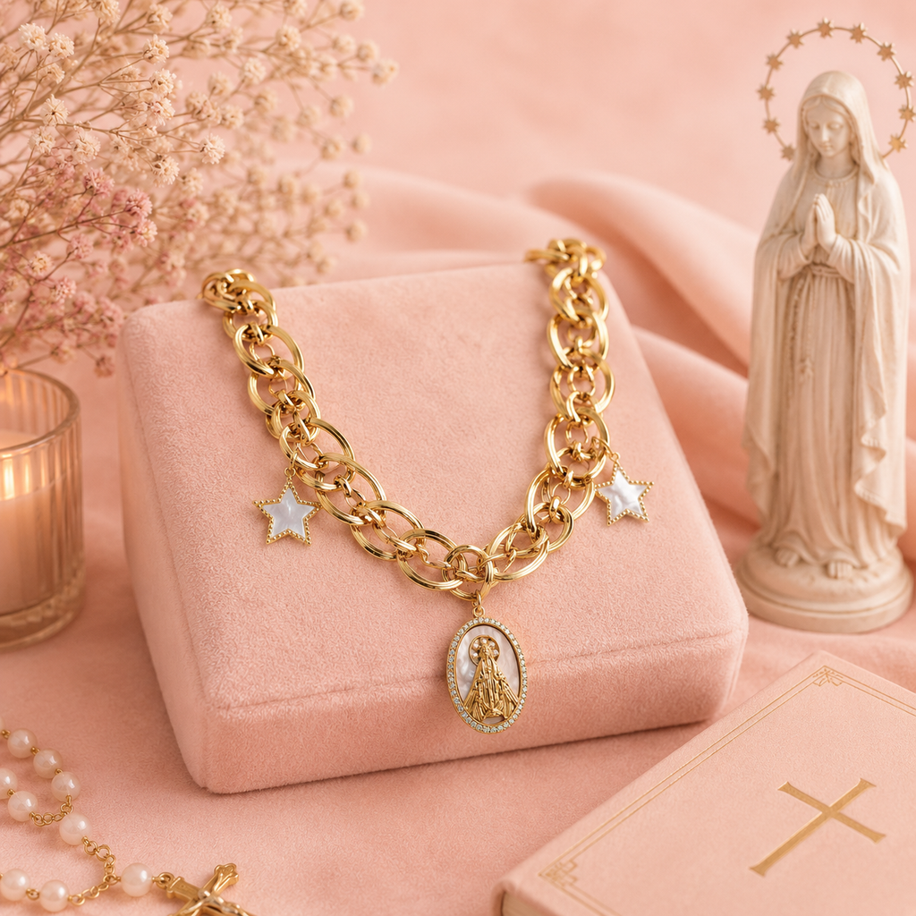 Collier avec médaille religieuse et étoiles en nacre