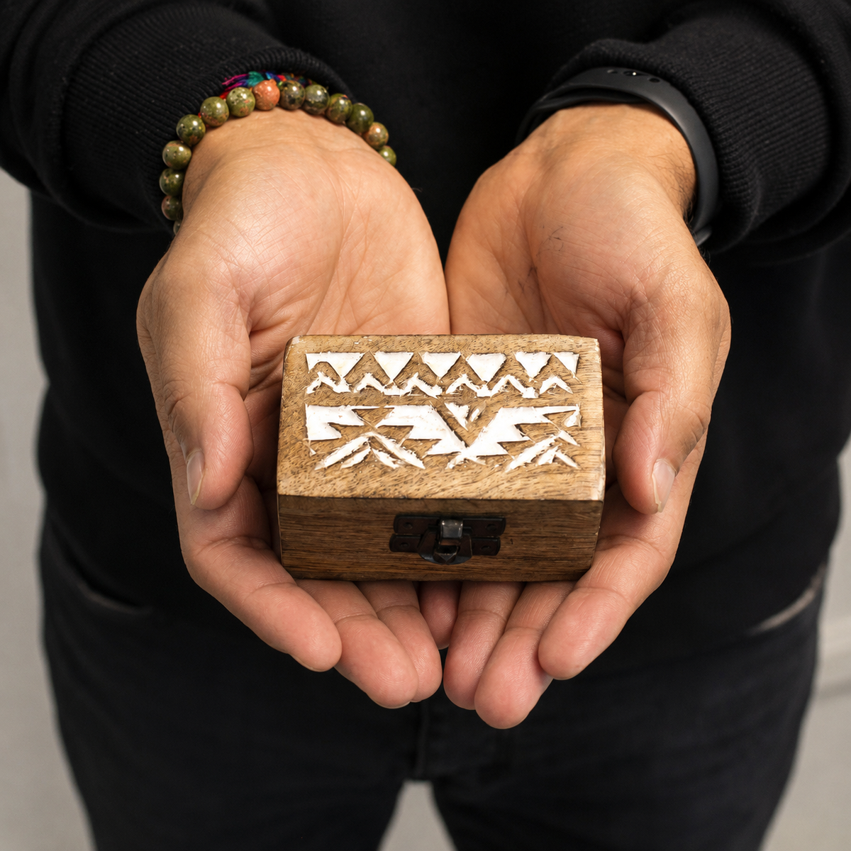 Mini coffret rituel en bois de manguier - Motifs slaves blanc délavé
