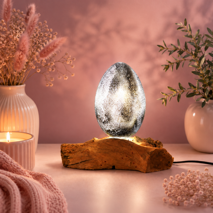 Lampe artisanale d'Indonésie lueur flottante, base en bois - Abat-jour Œuf de lave craquelé – Gris