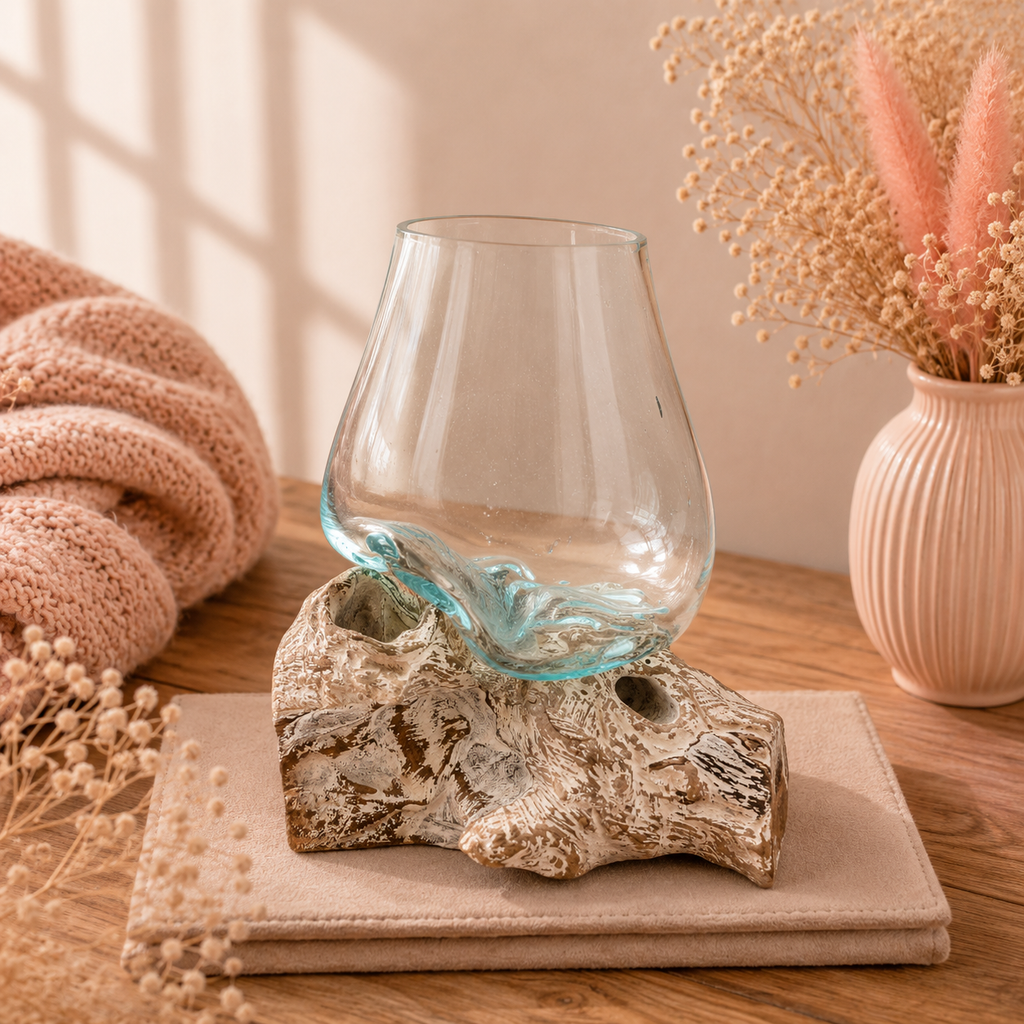 Vase en verre fondu sur racine