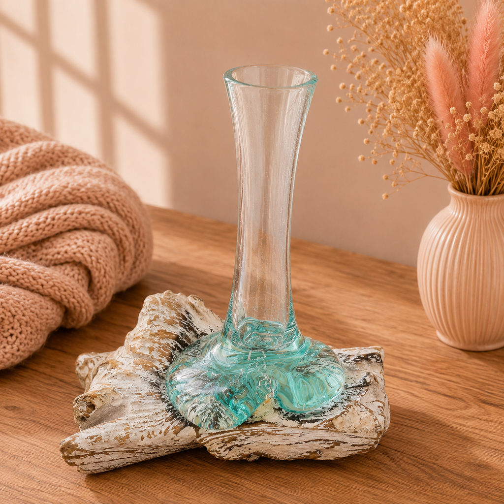 Vase en verre fondu sur racine
